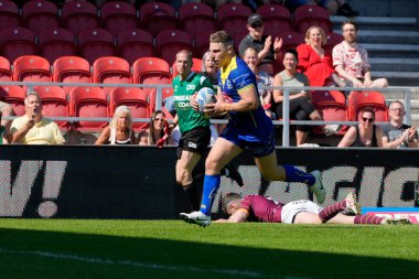 Warrington Wolves 'tan George Williams, 19 Mayıs 2024' te Birleşik Krallık 'ın St. Helens şehrinde oynanan Betfred Challenge Kupası yarı final maçında Huddersfield Giants ve Warrington Wolves maçında koşuyor.