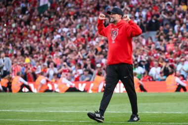 Liverpool 'un Jrgen Klopp Menajeri, 19 Mayıs 2024' te İngiltere 'nin Liverpool kentinde oynanan Premier League maçı sonrasında taraftarlarıyla Anfield, Liverpool' daki Wolverhampton Wanderers maçını kutluyor. 