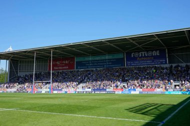 Warrington Wolves taraftarları, 19 Mayıs 2024 'te İngiltere' de oynanan Wicked Stadyumu 'nda oynanan ve Huddersfield Giants' ın Warrington Wolves 'a karşı oynadığı Betfred Challenge Kupası yarı final maçından önce sahaya çıkmışlardı.