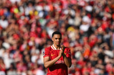 Liverpool 'dan Trent Alexander-Arnold, 19 Mayıs 2024' te İngiltere 'nin Liverpool kentinde oynanan Liverpool-Wolverhampton Wanderers maçının sonunda taraftarları alkışlıyor. 