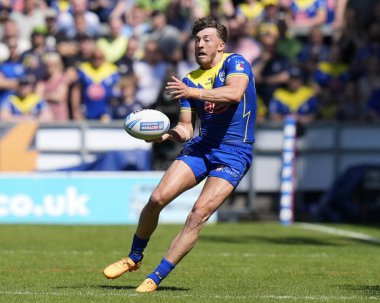 Warrington Wolves 'tan Matty Ashton, 19 Mayıs 2024' te İngiltere 'nin St. Helens kentinde oynanan Betfred Challenge Kupası yarı final maçında pas veriyor.