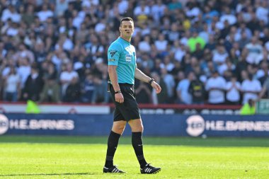 Hakem Andy Madley, Premier Lig maçı sırasında Sheffield United Tottenham Hotspur 'a karşı Bramall Lane, Sheffield, İngiltere, 19 Mayıs 2024 