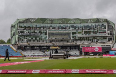 İngiltere 'nin 22 Mayıs 2024' te Headingley Stadyumu 'nda Pakistan' a karşı oynadığı Vitality T20 Uluslararası Serisi sırasında sağanak yağış devam ederken, baş kara ekibi oyun sahasından suyu temizlemeye çalıştı. 