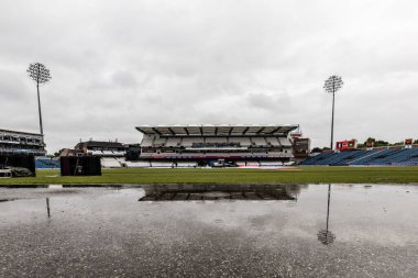 İngiltere 'nin 22 Mayıs 2024' te Headingley Stadyumu 'nda Pakistan' a karşı oynadığı Vitality T20 Uluslararası Serisi sırasında sağanak yağış devam ederken, baş kara ekibi oyun sahasından suyu temizlemeye çalıştı. 