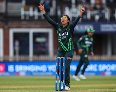 Pakistan 'dan Umm-e-Hani İngiltere' den Tammy Beaumont 'un İngiltere 1. Pakistan Kadın Metro Bankası ODI maçı sırasında işten çıkarılmasını kutluyor. İngiltere - Pakistan - Incora County Ground, Derby, Birleşik Krallık, 23 Mayıs 2024 