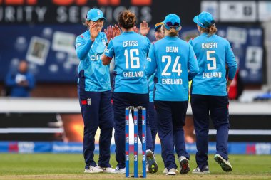 İngiltere 'den Nat Sciver-Brunt, Pakistan' dan Diana Baig 'in İngiltere 1. Pakistan Kadın Metro Bankası ODI karşılaşmasında görevden alınmasını kutluyor. İngiltere Pakistan' a karşı Incora County Zemin, Derby, İngiltere, 23 Mayıs 2024 