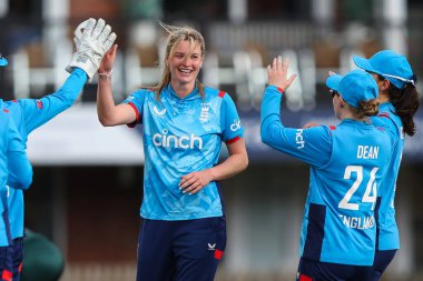 İngiltere 'den Lauren Bell, İngiltere' den Sidra Amin 'in Pakistan' dan kovulmasını kutluyor. Pakistan 1. Kadın Metro Bankası ODI karşılaşması sırasında İngiltere Pakistan 'a karşı Incora County Ground, Derby, İngiltere, 23 Mayıs 2024 