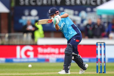 İngiltere 'den Maia Bouchier, 23 Mayıs 2024' te Incora County Ground, Derby, İngiltere 'de Pakistan' a karşı İngiltere-Pakistan 1. Kadın Metro Bankası ODI karşılaşmasında hücum atışı yapıyor. 