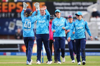 İngiltere 'den Sophie Ecclestone, Pakistan' dan Ayesha Zafar 'ın İngiltere 1. Pakistan Kadın Metro Bankası ODI karşılaşması sırasında Incora County Ground, Derby, Birleşik Krallık' ta İngiltere 'ye karşı Pakistan maçında görevden alınmasını kutluyor. 