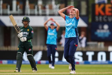 İngiltere 'den Lauren Bell, 23 Mayıs 2024' te Incora County Ground, Derby, Birleşik Krallık 'ta İngiltere - Pakistan maçı sırasında atılan topa tepki gösterdi. 