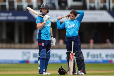 İngiltere 'den Heather Knight, İngiltere' den Tammy Beaumont ile İngiltere Kadınlar vs Pakistan 1. Metro Bankası ODI karşılaşması sırasında Incora County Ground, Derby, İngiltere, 23 Mayıs 2024 'te İngiltere - Pakistan maçı sırasında görüştü. 