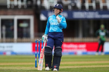 İngiltere 'den Tammy Beaumont, 23 Mayıs 2024' te Incora County Ground, Derby 'de İngiltere - Pakistan maçı sırasında tepki gösterdi. 