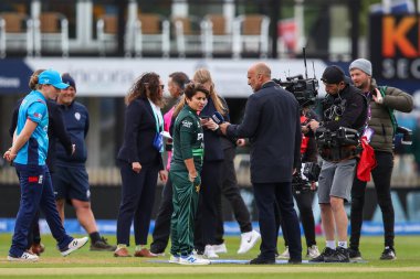 Pakistan 'dan Nida Dar, İngiltere Bayanlar - Pakistan 1. Metro Bankası ODI karşılaşması öncesinde Incora County Ground, Derby, Birleşik Krallık' ta İngiltere - Pakistan maçında ilk atışı kazandıktan sonra ilk atışı yapmaya karar verdi. 