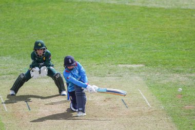 İngiltere 'den Amy Jones, İngiltere Kadınlar - Pakistan 1. Metro Bankası ODI karşılaşması sırasında Incora County Ground, Derby, İngiltere - Pakistan maçında 4 puan aldı. 