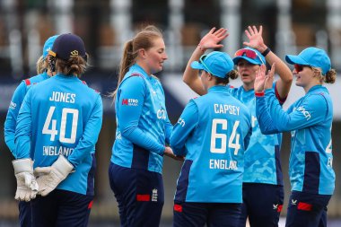 İngiltere 'den Sophie Ecclestone, Pakistan' dan Fatima Sana 'nın İngiltere' ye karşı Pakistan 1. Kadın Metro Bankası ODI karşılaşması sırasında 23 Mayıs 2024 'te Incora County Ground, Derby, İngiltere' de Pakistan maçında görevden alınmasını kutluyor. 