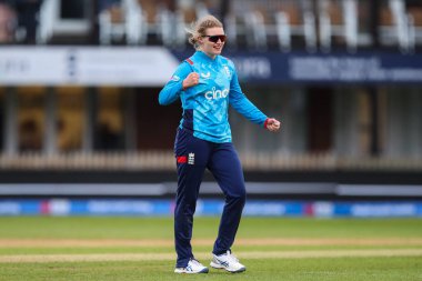 İngiltere 'den Charlie Dean, Pakistan' dan Nida Dar 'ın, Pakistan' da 23 Mayıs 2024 'te Incora County Ground, Derby, İngiltere' de Pakistan 'a karşı 1. 