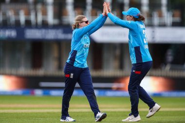 İngiltere 'den Charlie Dean, Pakistan' dan Nida Dar 'ın, Pakistan' da 23 Mayıs 2024 'te Incora County Ground, Derby, İngiltere' de Pakistan 'a karşı 1. 