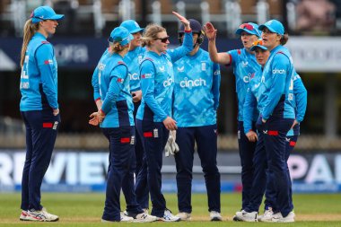 İngiltere 'den Charlie Dean, Pakistan' dan Aliya Riaz 'ın işten çıkarılmasını kutluyor. Pakistan 1. Kadın Metro Bankası ODI karşılaşması sırasında İngiltere Pakistan' a karşı Incora County Ground, Derby, İngiltere, 23 Mayıs 2024 