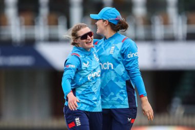 İngiltere 'den Charlie Dean, Pakistan' dan Nida Dar 'ın, Pakistan' da 23 Mayıs 2024 'te Incora County Ground, Derby, İngiltere' de Pakistan 'a karşı 1. 