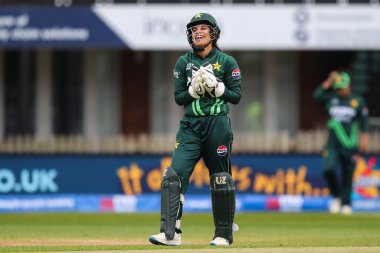 Pakistan 'dan Najiha Alvi, İngiltere' den Heather Knight 'ın İngiltere' ye karşı Pakistan 1. Kadın Metro Bankası ODI karşılaşması sırasında görevden alınmasını kutluyor. 