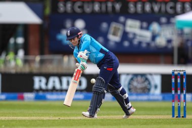 İngiltere 'den Tammy Beaumont' a top isabet etti ama 23 Mayıs 2024 'te Incora County Ground, Derby, Birleşik Krallık' ta İngiltere - Pakistan maçı sırasında İngiltere - Pakistan 1. 