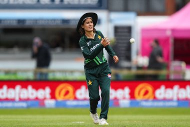 Pakistanlı Diana Baig, İngiltere Kadınlar - Pakistan 1. Metro Bankası ODI maçı sırasında Incora County Ground, Derby, Birleşik Krallık 'ta İngiltere - Pakistan maçı sırasında takım arkadaşına topu fırlattı. 
