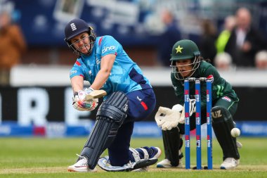 İngiltere 'den Nat Sciver-Brunt, İngiltere Kadın - Pakistan 1. Metro Bankası ODI maçı sırasında Incora County Ground, Derby, Birleşik Krallık' ta 23 Mayıs 2024 'te İngiltere - Pakistan maçında hücum atışı yapıyor. 