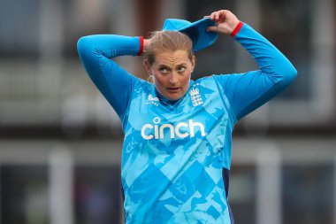 İngiltere 'den Sophie Ecclestone, İngiltere Kadın-Pakistan 1. Metro Bankası ODI karşılaşması sırasında Incora County Ground, Derby, Birleşik Krallık' ta İngiltere-Pakistan maçı, 23 Mayıs 2024 