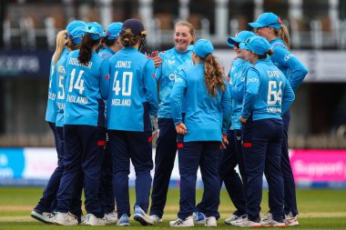 İngiltere 'den Sophie Ecclestone, Pakistan' dan Fatima Sana 'nın İngiltere' ye karşı Pakistan 1. Kadın Metro Bankası ODI karşılaşması sırasında 23 Mayıs 2024 'te Incora County Ground, Derby, İngiltere' de Pakistan maçında görevden alınmasını kutluyor. 