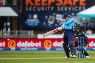 İngiltere 'den Tammy Beaumont, 23 Mayıs 2024' te Incora County Ground, Derby, İngiltere 'de Pakistan' a karşı 1. Kadın Metro Bankası ODI karşılaşmasında hücum atışı yapıyor. 