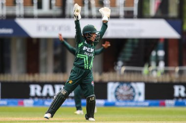 Pakistan 'dan Najiha Alvi, İngiltere' nin Nat Sciver-Brunt kentinin 23 Mayıs 2024 'te Incora County Ground, Derby' de İngiltere 'ye karşı Pakistan 1. 