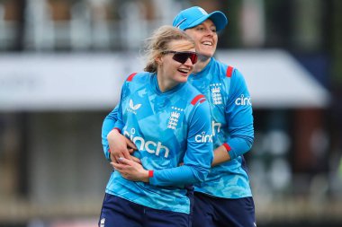 İngiltere 'den Charlie Dean, Pakistan' dan Nida Dar 'ın, Pakistan' da 23 Mayıs 2024 'te Incora County Ground, Derby, İngiltere' de Pakistan 'a karşı 1. 