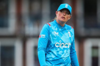 İngiltere 'den Sophie Ecclestone, İngiltere Kadın-Pakistan 1. Metro Bankası ODI karşılaşması sırasında Incora County Ground, Derby, Birleşik Krallık' ta İngiltere-Pakistan maçı, 23 Mayıs 2024