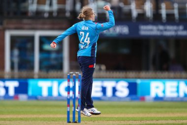 İngiltere 'den Charlie Dean, Pakistan' dan Aliya Riaz 'ın işten çıkarılmasını kutluyor. Pakistan 1. Kadın Metro Bankası ODI karşılaşması sırasında İngiltere Pakistan' a karşı Incora County Ground, Derby, İngiltere, 23 Mayıs 2024