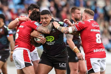 Wigan Warriors 'dan Patrick Mago, Salford Red Devils - Wigan Warriors maçında Salford Red Devils - Wigan Warriors maçı sırasında Salford Red Devils - Salford Community Stadyumu, Eccles, Birleşik Krallık' ta Joe Shorrocks ile karşılaştı. 