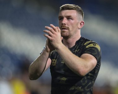 Leopar Leopar takımından Ed Chamberlain, 24 Mayıs 2024 'te John Smith Stadyumu' nda oynanan 12. Betfred Süper Lig karşılaşmasında seyircileri alkışlıyor. 