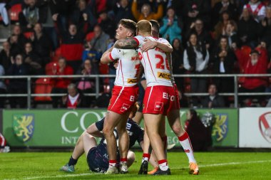 St. Helens takımından Jack Welsby, 24 Mayıs 2024 'te St Helens-Leeds Stadyumu' nda oynanan 12. Betfred Süper Lig karşılaşmasında denemesini kutluyor. 