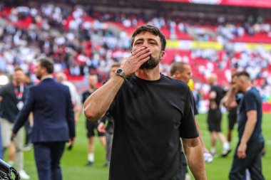 Southampton takımının teknik direktörü Russell Martin, takımının Premier League 'e yükselmesini 26 Mayıs 2024' te Wembley Stadyumu 'nda Leeds United ve Southampton maçında kutluyor. 