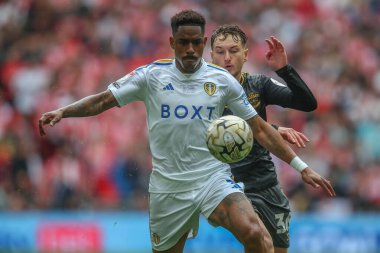Leeds United takımından Jnior Firpo, 26 Mayıs 2024 'te Wembley Stadyumu' nda oynanan Sky Bet play-off final maçında Southampton 'dan Ryan Fraser' ı durdurdu. 