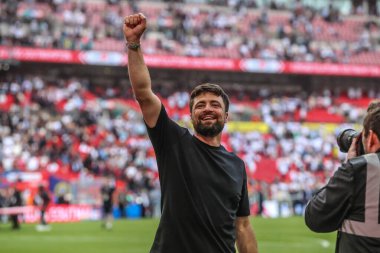 Southampton takımının teknik direktörü Russell Martin, takımının Premier League 'e yükselmesini 26 Mayıs 2024' te Wembley Stadyumu 'nda Leeds United ve Southampton maçında kutluyor. 