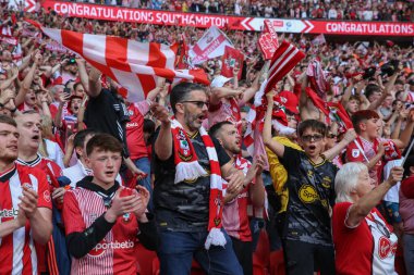 Southampton taraftarları takımlarının play-off finalini 26 Mayıs 2024 'te Wembley Stadyumu' nda Leeds United ve Southampton maçında kazanmasını kutluyorlar. 