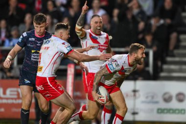 St. Helens takımından Daryl Clark, 24 Mayıs 2024 'te St Helens - Leeds Rhinos maçında St Helens - All Wicked Stadyumu, St Helens, İngiltere Süper Lig karşılaşmasında bir deneme için sahaya çıkıyor. 