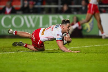 St. Helens takımından Jack Welsby, 24 Mayıs 2024 'te St Helens - Leeds Rhinos maçında St Helens - All Wicked Stadyumu, St Helens, İngiltere Süper Lig karşılaşmasında bir deneme için sahaya çıkıyor. 