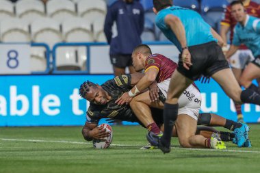 Leigh Leopar takımından Edwin Ipape, 24 Mayıs 2024 'te İngiltere' nin Huddersfield Stadyumu 'nda oynanan 12. Betfred Süper Lig karşılaşmasında Huddersfield Giants, Leigh Leopards' a karşı oynuyor. 