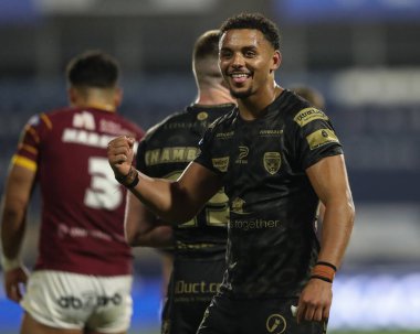 Leopards takımından Umyla Hanley, Leigh 'in 24 Mayıs 2024' te John Smith 'in Stadyumu' nda oynanan Huddersfield Giants - Leigh Leopards maçında maçı kazanmasının ardından havayı yumrukluyor. 