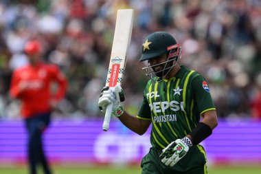 Pakistan 'dan Babar Azam, Vitality T20 Uluslararası Serisi sırasında LWB' den ihraç edildikten sonra Edgbaston, Birmingham, Birleşik Krallık 'ta İngiltere ve Pakistan maçında 25 Mayıs 2024' te sahadan ayrılırken üzgün görünüyor. 