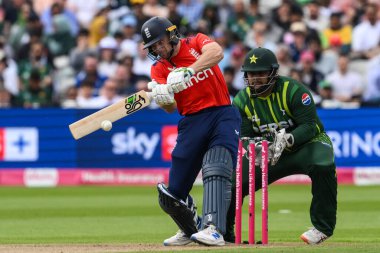 İngiltere 'den Jos Buttler, Vitality T20 Uluslararası Serisi' nde İngiltere Pakistan 'a karşı Edgbaston, Birmingham, Birleşik Krallık' ta 25 Mayıs 2024 'te top yakaladı. 