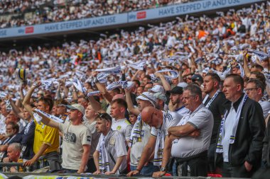 Leeds taraftarları, 26 Mayıs 2024 'te Wembley Stadyumu' nda oynanan Sky Bet Şampiyonası play-off final maçında 0-1 gerideyken Leeds United ve Southampton maçını izliyorlar. 