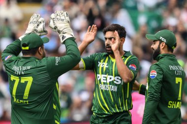 Pakistan 'daki oyuncular, İngiltere - Pakistan maçı sırasında İngiltere - Edgbaston, Birmingham, Birleşik Krallık' ta 25 Mayıs 2024 'te Will Jacks' in görevden alınmasını kutluyorlar. 