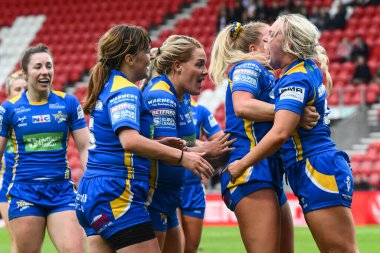 Leeds Rhinos takımından Keara Bennett, 24 Mayıs 2024 'te St Helens-Leeds Rhinos maçında St.Helens-Leeds Stadyumu karşılaşmasını kutluyor. 